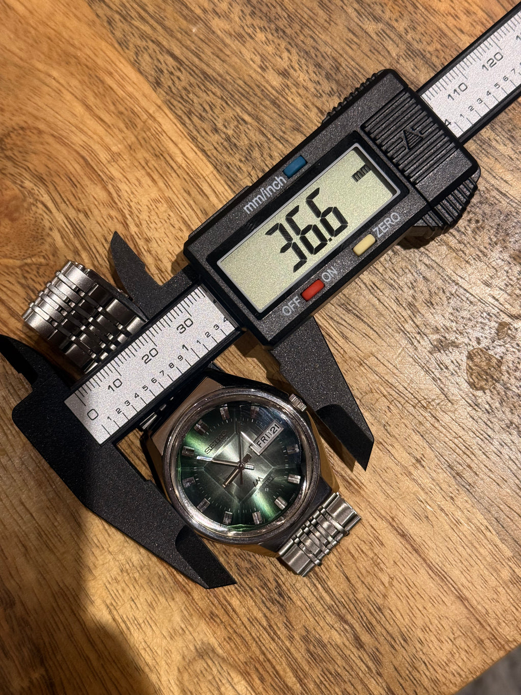 Seiko Lord Matic | 23 Jewels Automatic 5606-7320 | Green Sunburst Dial | 1973